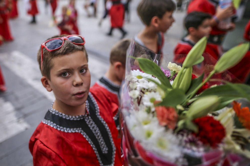 Desfile de abanderadas, ofrenda floral y procesión