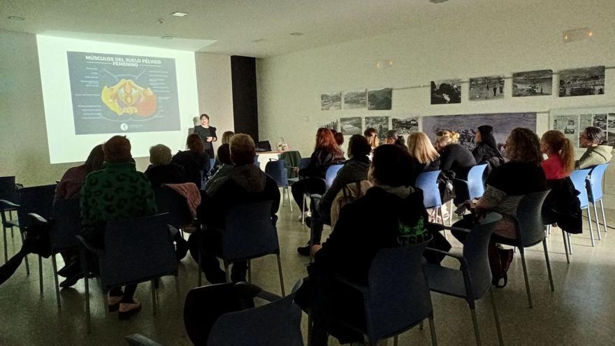 Un momento del taller impartido por la fisioterapeuta Débora Zurrón en el colegio Monte Gándara. | A. S.