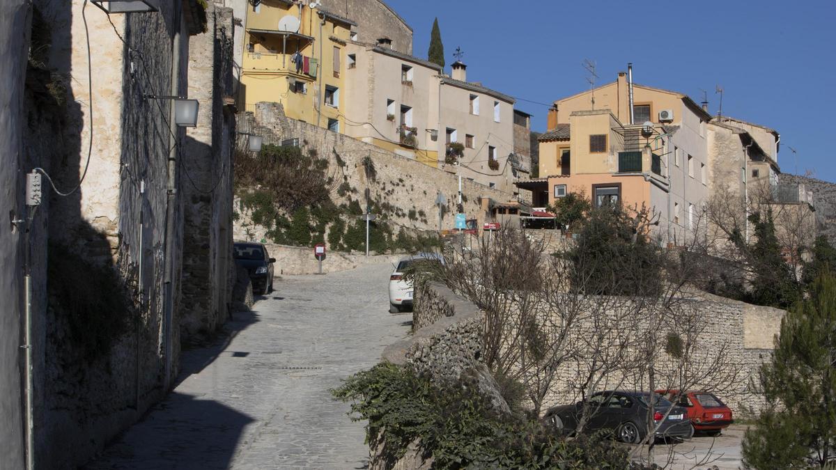 Una de las calles del Barri Medieval de Bocairent, con vehículos aparcados.