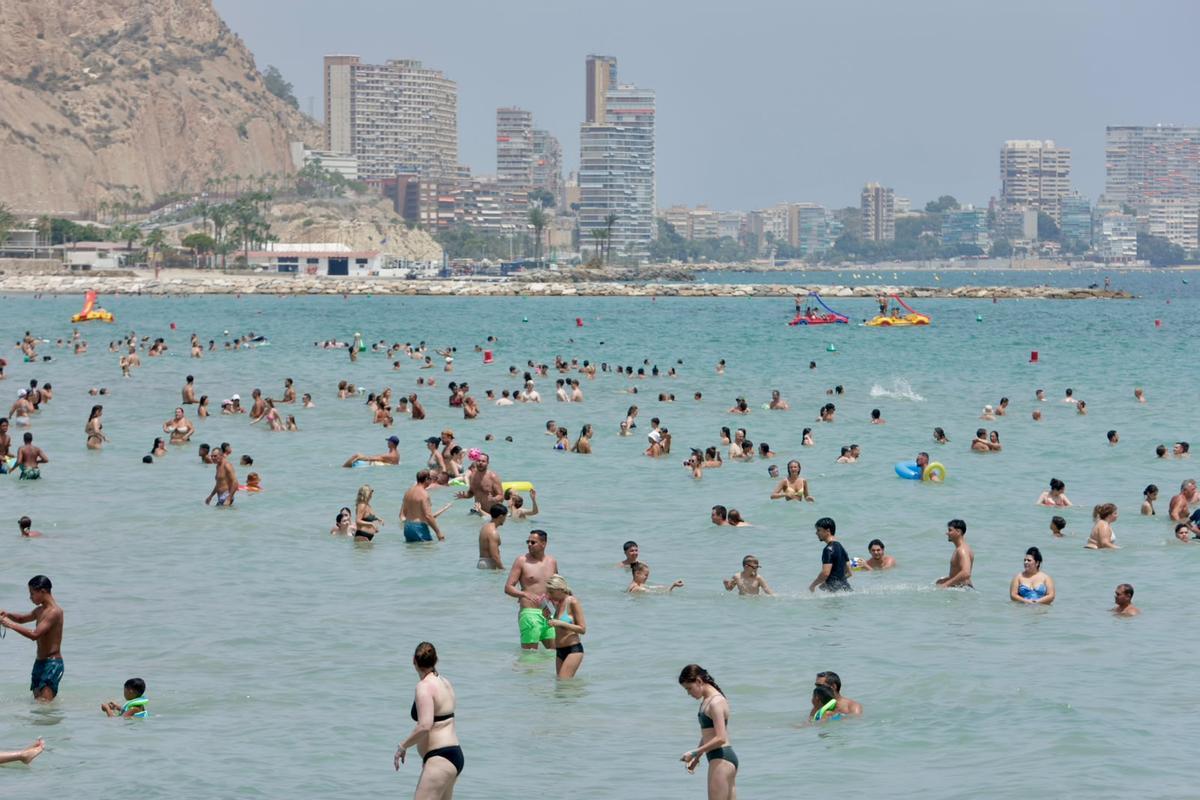 La playa del Postiguet llena de bañistas esta semana durante la ola de calor