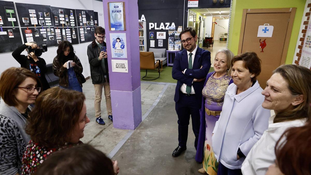 La Alcaldesa, Carmen Moriyón, y el director general de Alcaldía, Jaime Fernández-Paino, con representantes de Mar de Niebla en una visita a sus instalaciones de La Calzada.