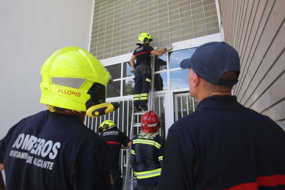 Una fachada ha resultado dañada por el estruendo