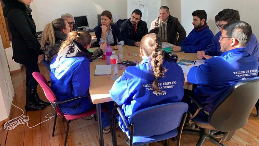 La delegada Clara San Damián conversa con los alumnos del programa Angueira Verde 2019.