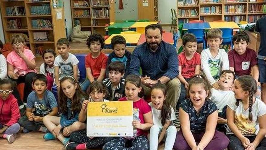 Paco Ferreira con los alumnos de 2º del CEIP Souto Donas. // D.P.