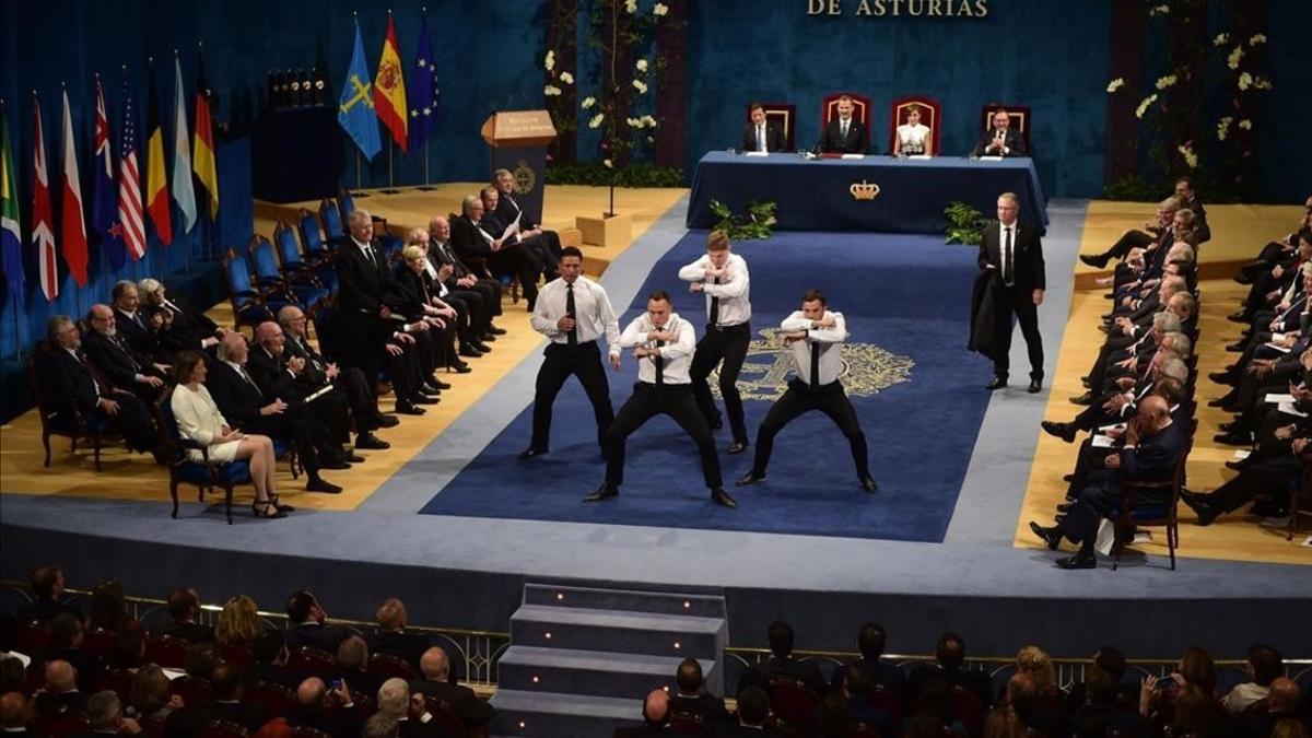 Los jugadores de Nueva Zelanda, en plena 'haka'.