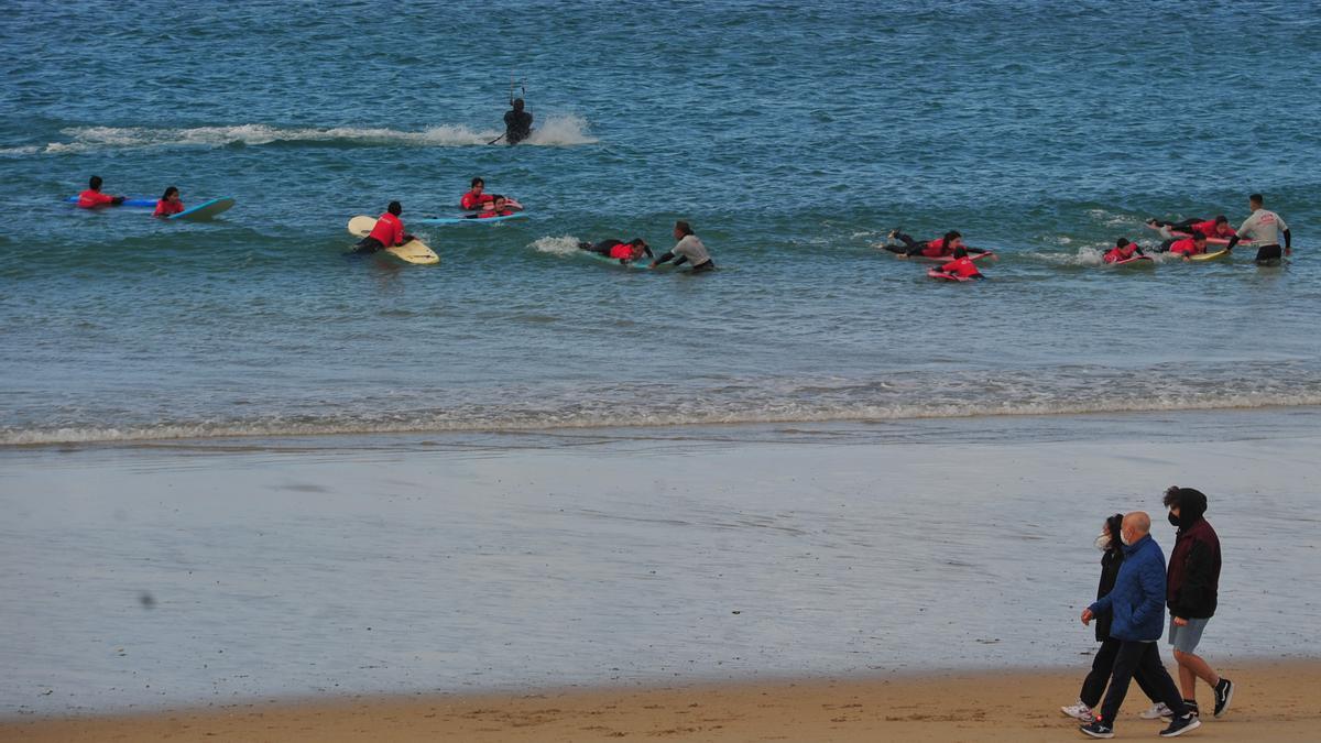 Alumnos de una de las escuelas de surf que operan en la playa de A Lanzada.