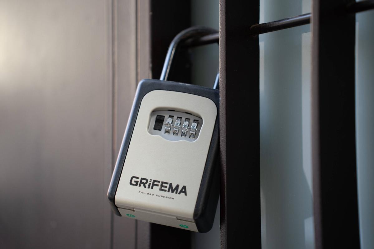 Acceso de entrada a un apartamento turístico mediante sistema de apertura con código o teclado electrónico