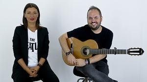 Mara Barros interpreta ’Inocentes’ con el guitarrista y productor Borja Montenegro.