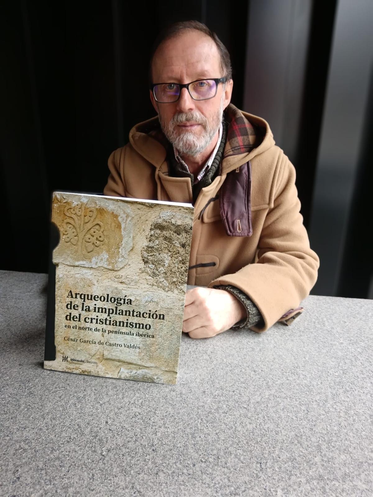César García de Castro, con un ejemplar de su nuevo libro.