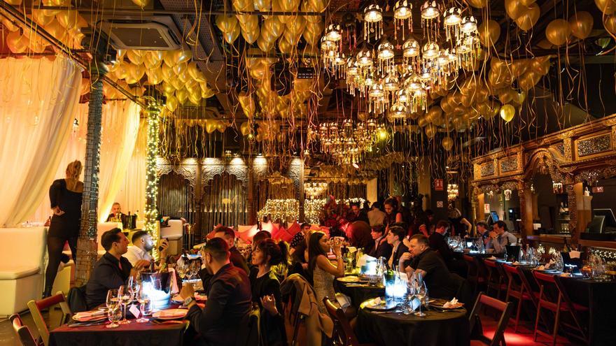 Imatge del sopar de Cap d’Any 2023-24 al restaurant club Carpe Diem del Front Marítim de Barcelona.