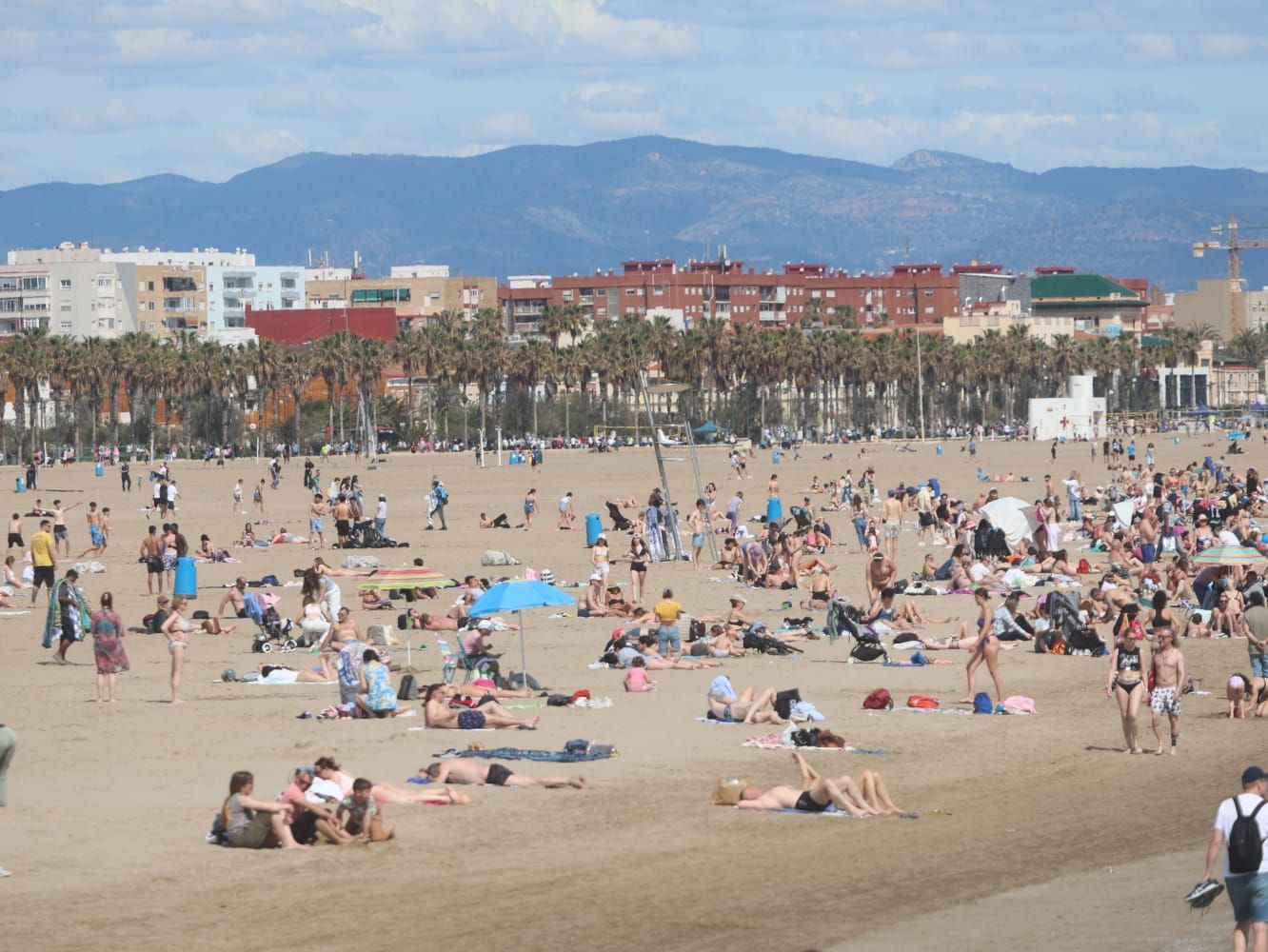 Primeros chapuzones del año en un domingo de sol y playa
