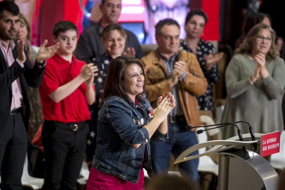 Mitin del PSOE y paseo de Carmen Calvo por Oviedo
