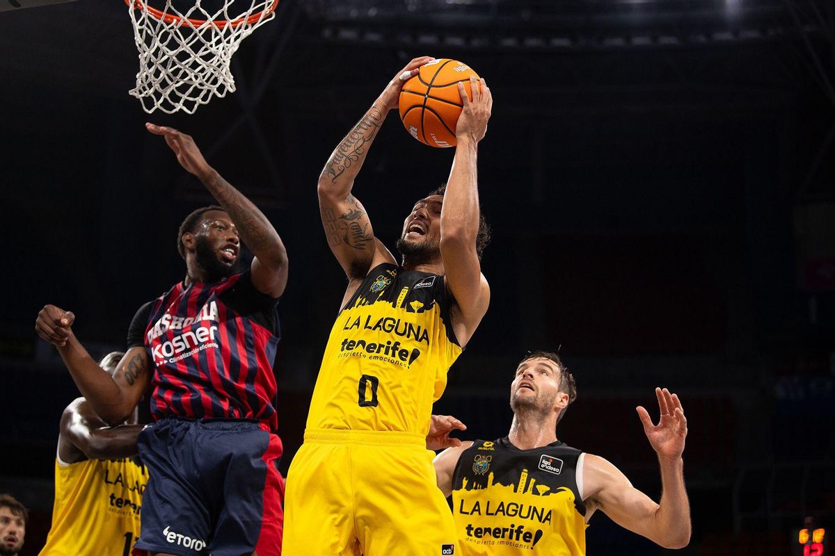 Willis captura un rebote durante el amistoso Baskonia-Canarias de pretemporada.