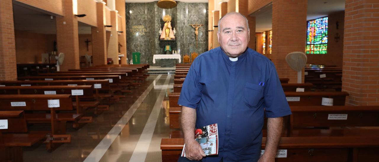 El sacerdote José Antonio Valero, en una imagen tomada en la parroquia de Desamparados, celebra 30 años desde su llegada a Elche.