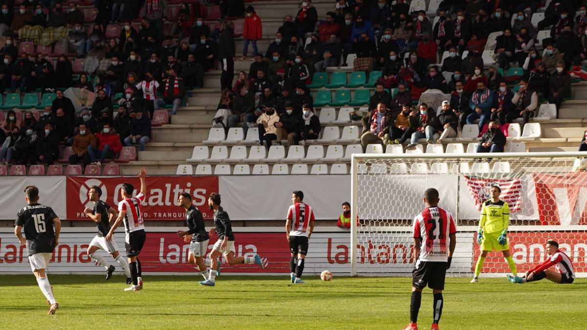 Partido entre el Zamora CF y el DUX Internacional