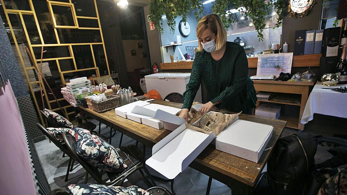 Ana Argüelles prepara pedidos para “La gran cena” en un restaurante de la avenida de Galicia. | Pedro Delgado