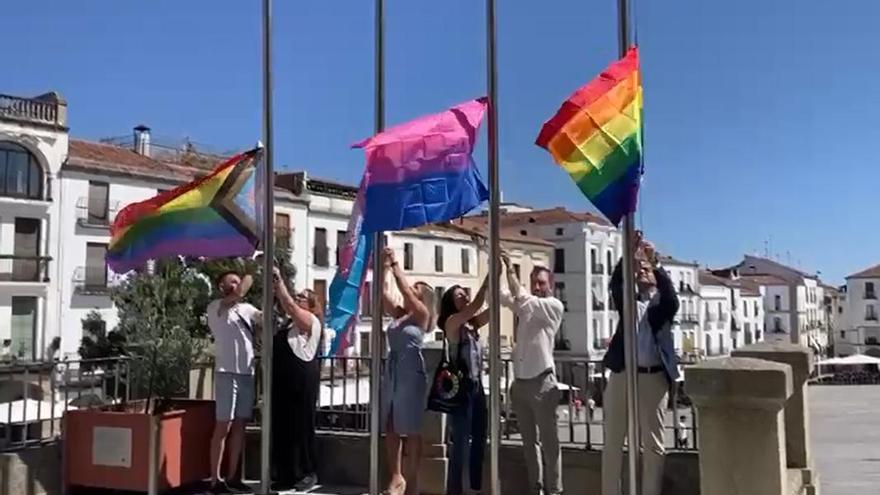 Las banderas LGTBI ya ondean en el Ayuntamiento de Cáceres