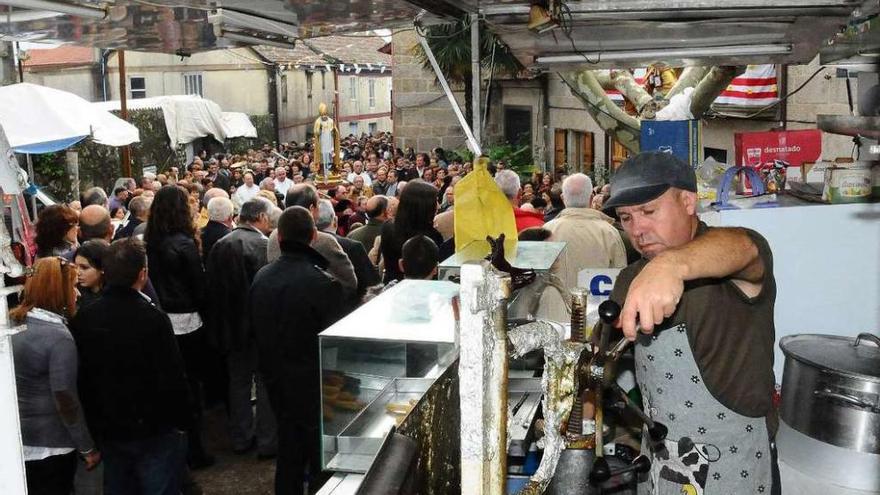 Una edición reciente de las Festas de San Martiño, durante la concurrida procesión. // Gonzalo Núñez