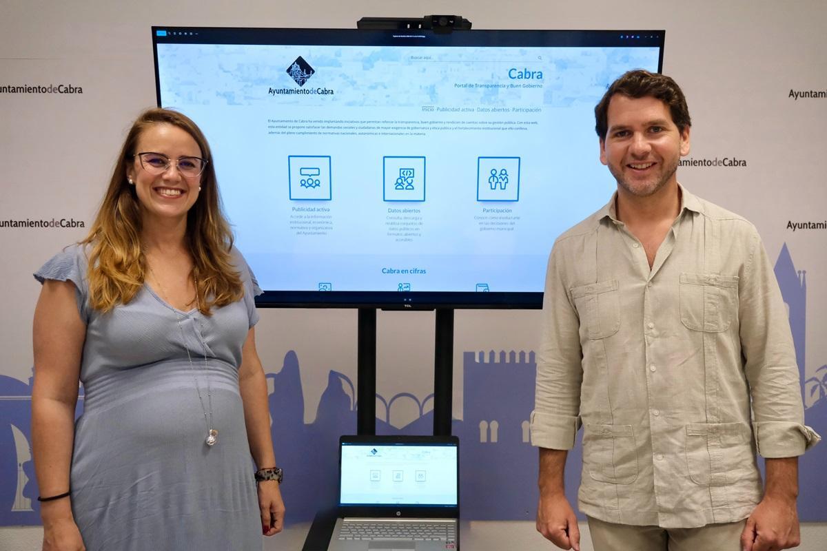 La delegada de Nuevas Tecnologías, Sara Alguacil, y el alcalde de Cabra, Fernando Priego, en la presentación del nuevo portal de Transparencia.