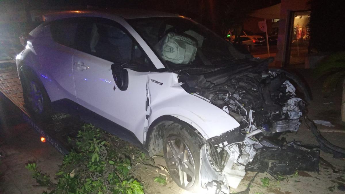 Estado en el que quedó el coche tras atravesar la rotonda de Ibiza.