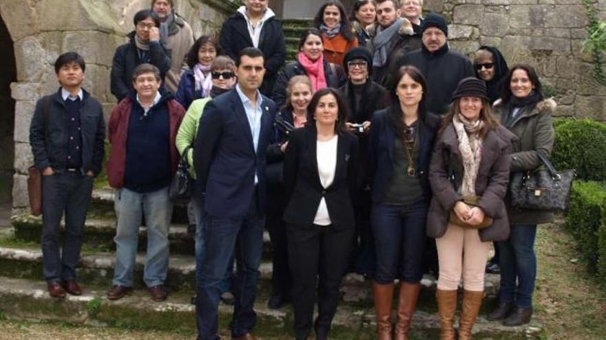 El alcalde y la edil de Turismo, ayer, con los turoperadores en el pazo de Cea.