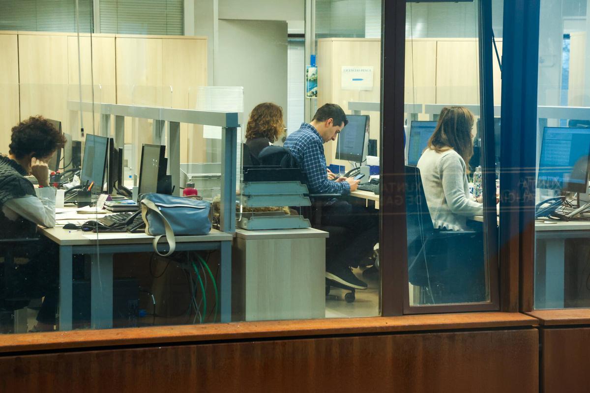 Funcionarios de la Consellería de Medio Ambiente en Santiago, de la Xunta, que no verán reducida su jornada laboral.