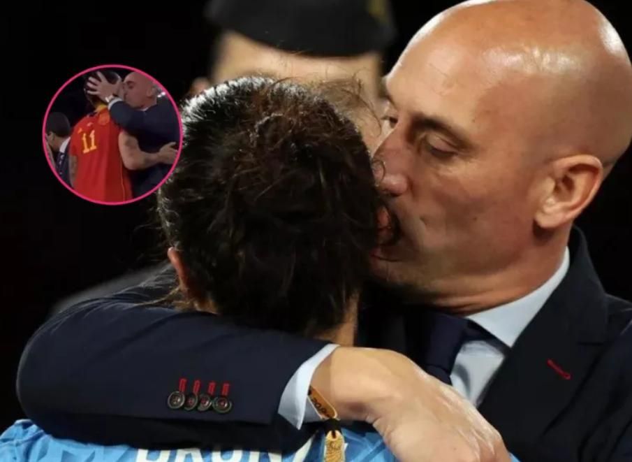 Momento en que Luis Rubiales besa abrazando a la inglesa Lucie Bronze