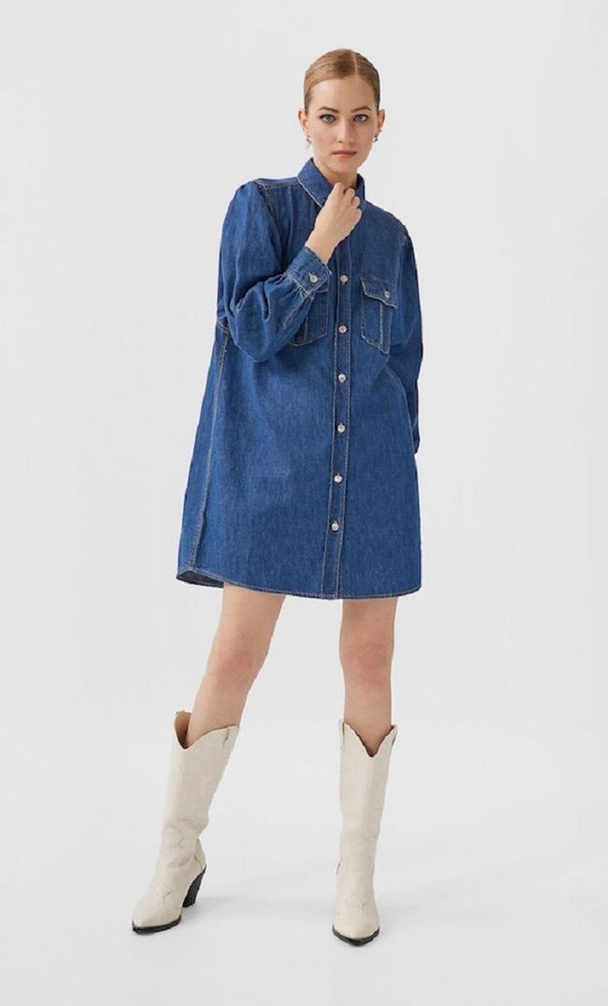 Camisa 'oversized' vaquera, de Stradivarius