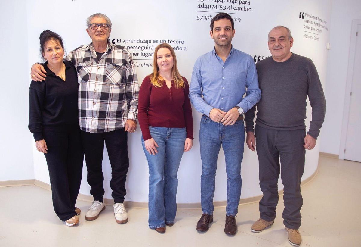 Sagredo entre los ediles Eva Péerez y JulioFernández, junto  aAlfredo Muñoz y su mujer, de La Coma.