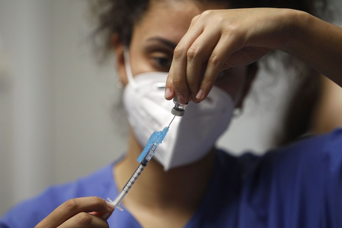 Una enfermera prepara la vacuna Pfizer-BioNtech contra el covid-19.