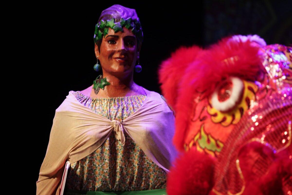 La 'geganta' de L'Heura, con el mismo nombre, junto a un dragón chino durante la celebración del 40 aniversario del CNL local