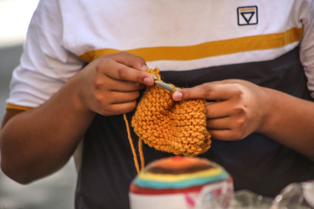 Un grupo de mujeres enseña en plena plaza de la Constitución de Almoradí las tradicionales labores de tejer y bordar para mantener la tradición