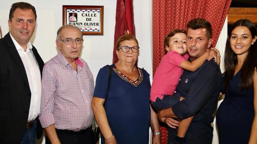 La familia junto a la placa