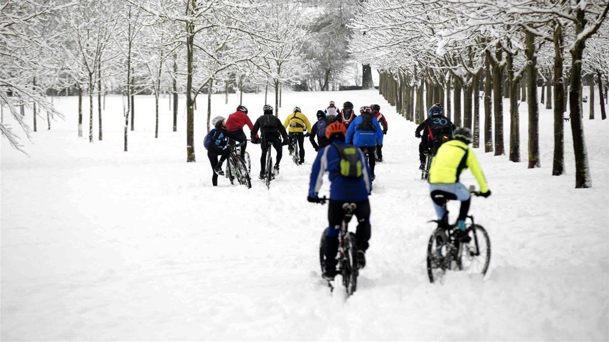 Un grupo de ciclistas se aventura en el parque de Olarizu de Vitoria.