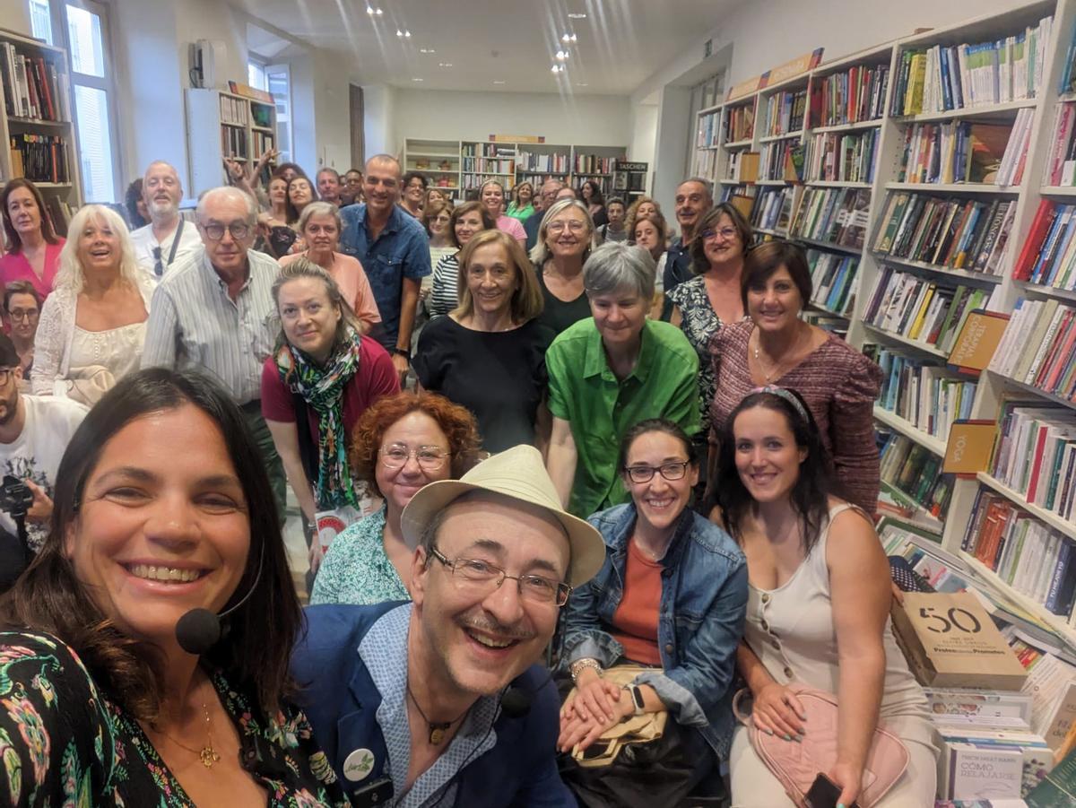 Presentación de un libro de la doctora Odile Fernández en El Tercer Piso, con Héctor Márquez a su lado.