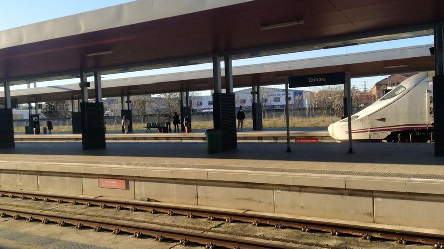 Andenes de la estación de ferrocarril de Zamora, a la llegada del tren de Madrid.