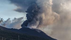 El Cabildo de La Palma aconsella el confinament pels alts nivells de diòxid de sofre del volcà
