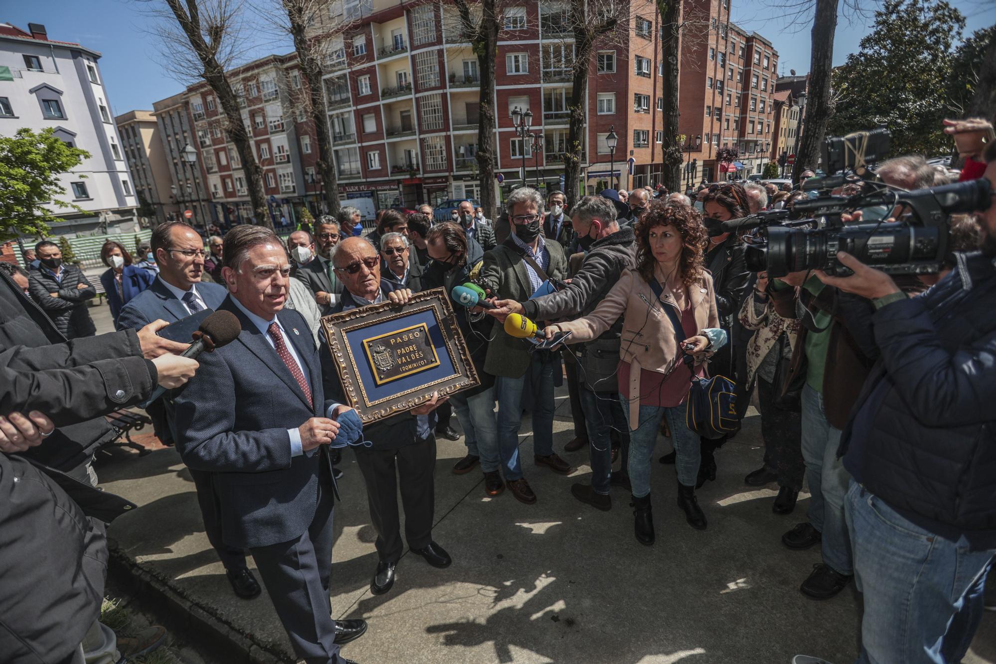 EN IMÁGENES: Así fue el descubrimiento de la placa “Paseo Padre Valdés“