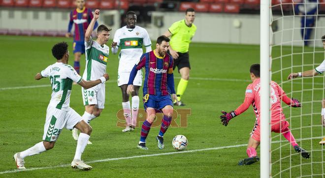 Leo Messi marca un gol durante el partido de LaLiga entre el FC Barcelona y el Elche disputado en el Camp Nou.