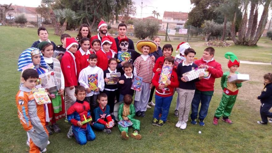 Los niños participantes en el torneo posan con sus disfraces.