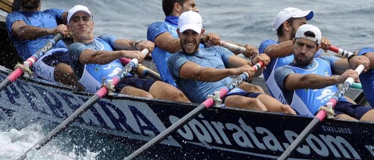 La tripulación de Tirán Pereira en pleno esfuerzo en la regata del domingo.