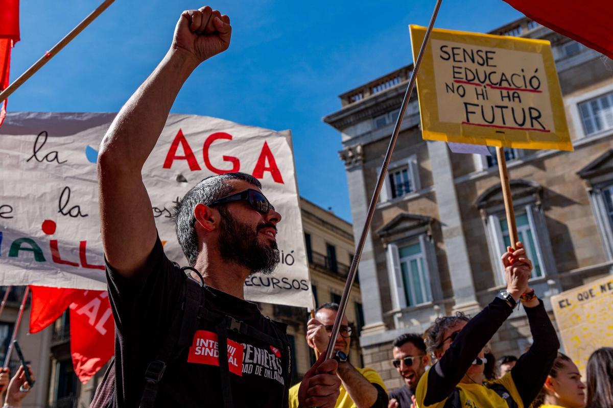 Docentes en huelga se manifiestan en la plaza de Sant Jaume de Barcelona, el 16 de marzo de 2026. Docentes en huelga se manifiestan en la plaza de Sant Jaume de Barcelona, el 16 de marzo de 2026.