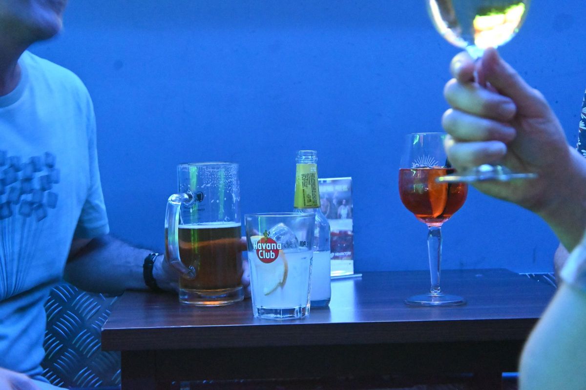 Mesa de bebidas en el Honey bar de Barcelona.