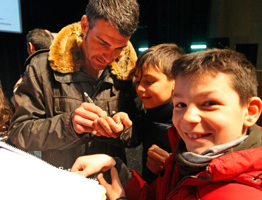 Estudiantes de diez colegios de Vigo y Chapela entrevistan a Chus Lago, Vlado Gudelj y Óscar Pereiro y presencian la transformación de su trabajo en una doble página del diario decano