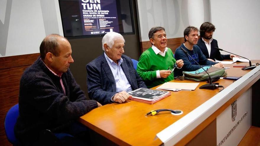 Por la izquierda, Vicente Prado &quot;El Pravianu&quot;, Adolfo García, Roberto Sánchez Ramos, José Manuel Gutiérrez y Guillermo Martínez, en la presentación.