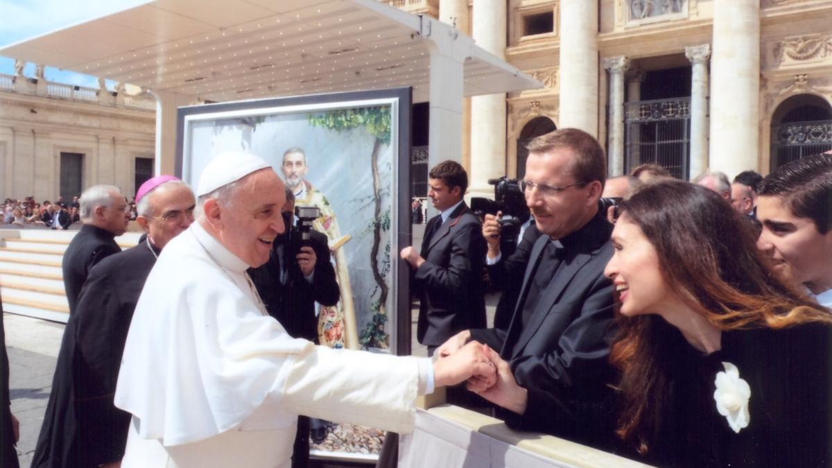 La artista, en la entrega del cuadro al Papa.