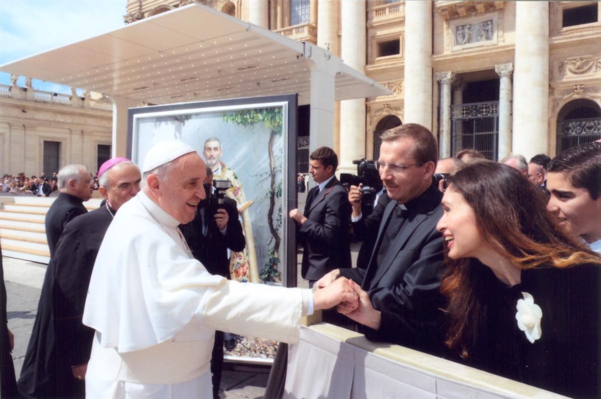 La artista, en la entrega del cuadro al Papa.