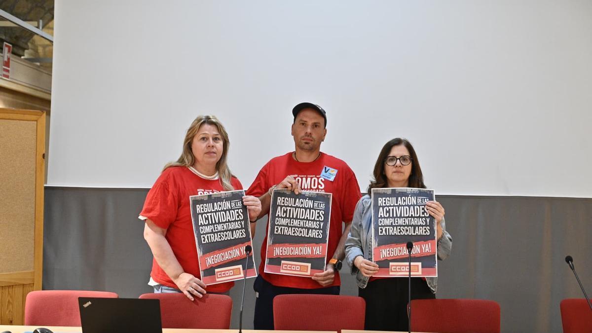 Delegados de CCOO encerrados en el edificio Pignatelli tras la mesa sectorial.