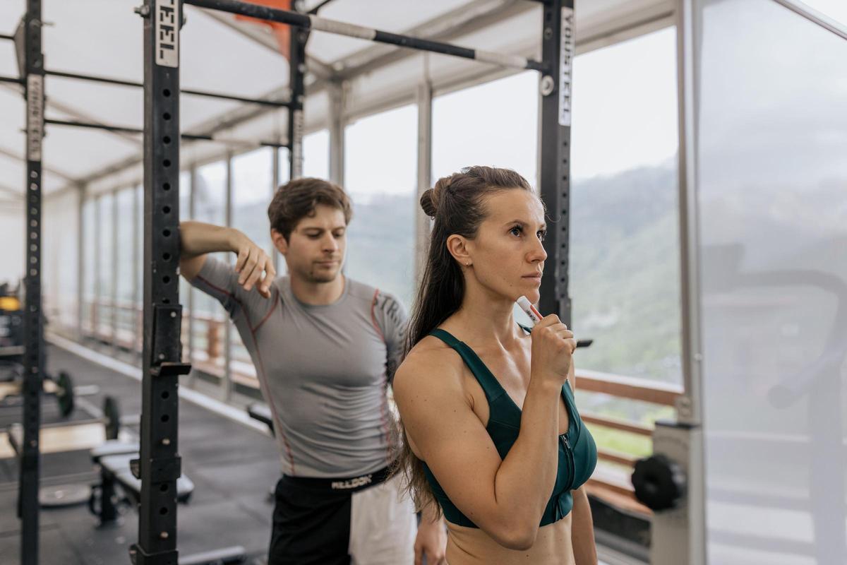 Una pareja se entrena en el gimnasio