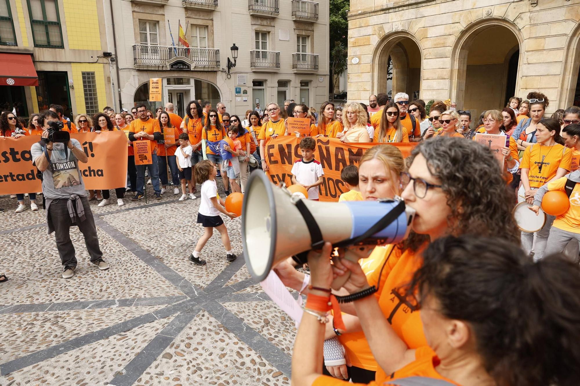 Así fue la gran concentración en Gijón por la educación concertada (en imágenes)